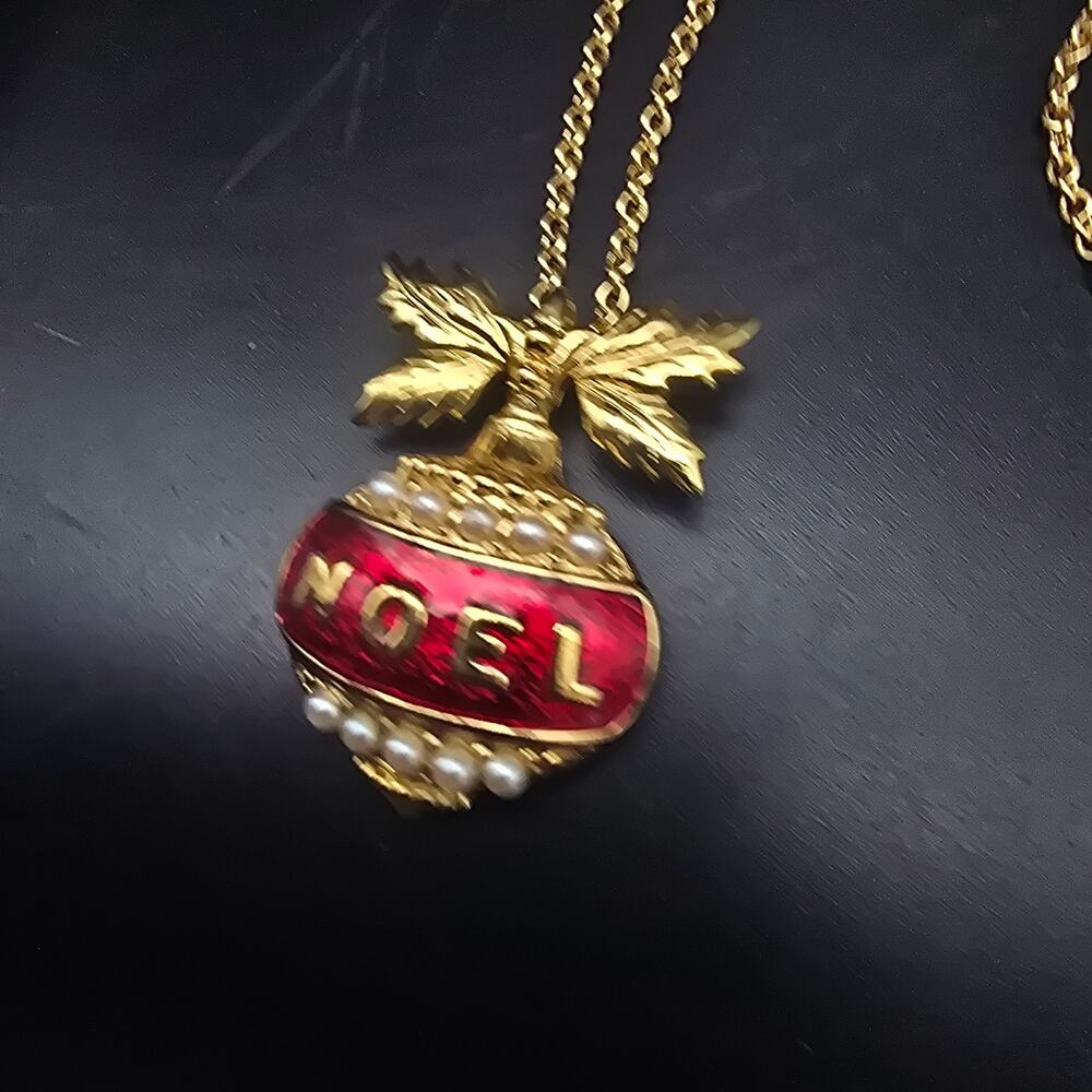 Avon Noel Christmas Ornament Pendant Necklace Gold Tone Vintage 1980s